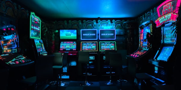 电竞爱好者使用多设备观看db电竞平台赛事直播的场景